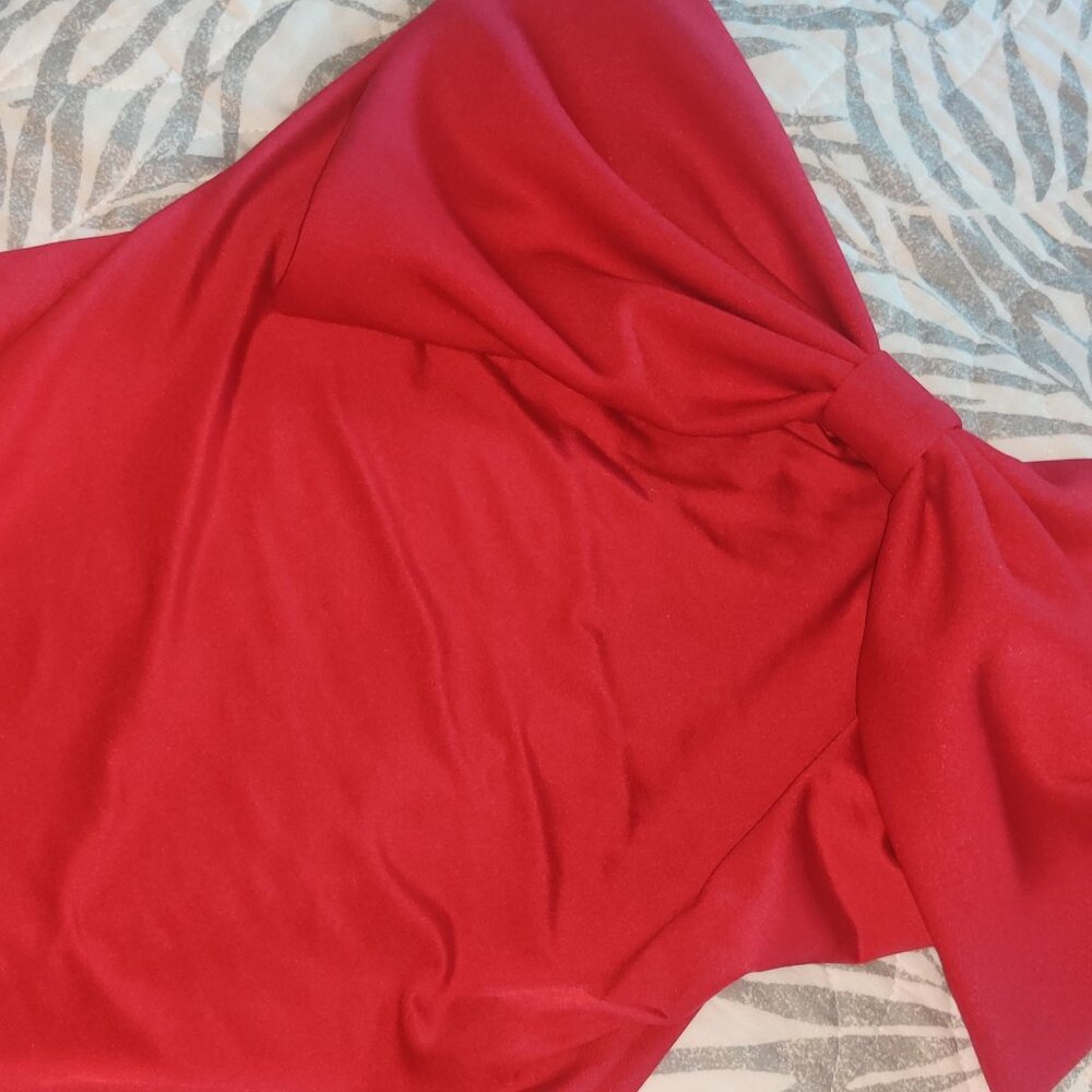 ❤️ Sexy & Chic Red One-Shoulder Bow Front Bodysuit – Size L 🎀